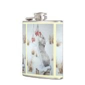 Schuine muis en rode bessen sneeuwen heupfles (Links)