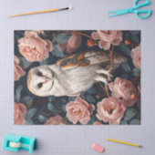 Schuur uil neergestreken tussen roze rozen decoupa tissuepapier (Craft)