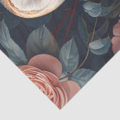 Schuur uil neergestreken tussen roze rozen decoupa tissuepapier (Detail)