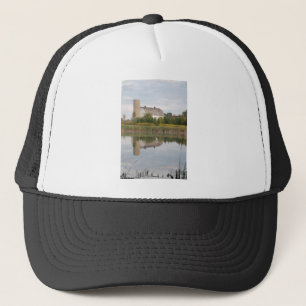 Schuur weerspiegeld in het water trucker pet