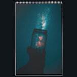 Science du Cosmos dans un calendrier bocal<br><div class="desc">Ici dans cette photo qui montre quelqu'un tenant un pot pointant vers la formation de Cluster liée à notre extrémité de queue Universe,  et il semble merveilleux de regarder dans le ciel de nuit dans cette forme.</div>