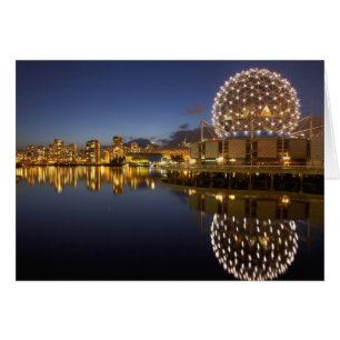 Science World et CBD reflétés dans False Creek,