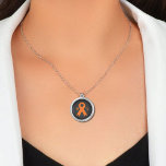 Sclérose en plaques Collier<br><div class="desc">Une représentation stylisée d'un collier de guerrier à sclérose en plaques. Un cadeau de bijoux avec le mot MS et un ruban de sensibilisation à l'orange comme cadeau de guerrier pour le mois de sensibilisation à la sclérose en plaques.</div>