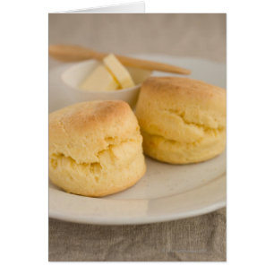 Scone ordinaire avec beurre sur plaque
