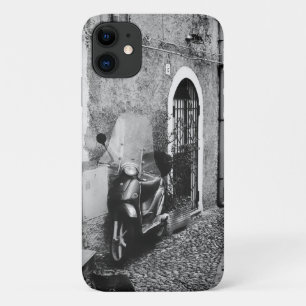 Scooter in een straat in Italië in zwart-wit iPhone 11 Hoesje