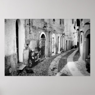 Scooter in een straat in Italië in zwart-wit Poster
