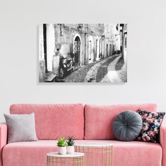 Scooter in een straat in Italië, zwart-wit Canvas Afdruk (Insitu (Woonkamer))