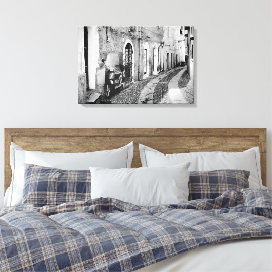 Scooter in een straat in Italië, zwart-wit Canvas Afdruk (Insitu (Slaapkamer))