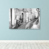 Scooter in een straat in Italië, zwart-wit Canvas Afdruk (Insitu (Houten vloer))