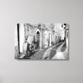 Scooter in een straat in Italië, zwart-wit Canvas Afdruk (Voorkant)