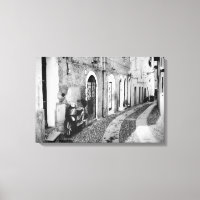 Scooter in een straat in Italië, zwart-wit