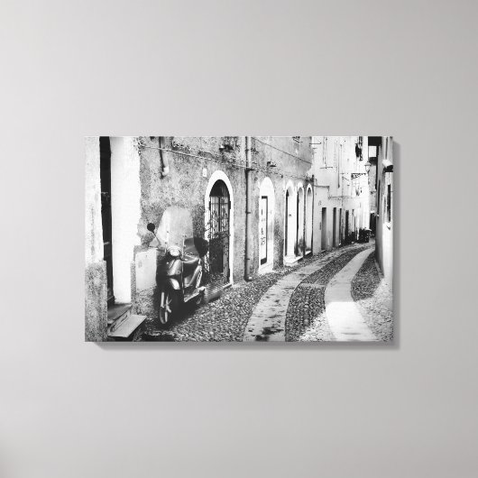 Scooter in een straat in Italië, zwart-wit Canvas Afdruk (Voorkant)
