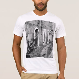 Scooter in een straat in Italië, zwart-wit T-shirt