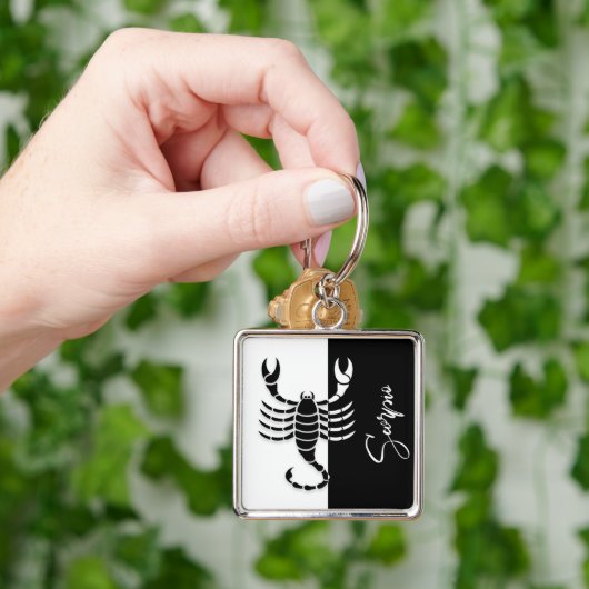Scorpio Zodiac Sign, Black & White Sleutelhanger (Hand)