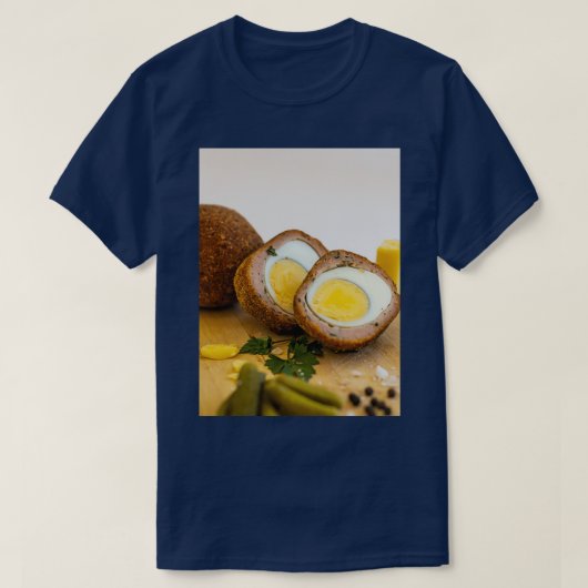 Scotch Eggs op Wooden Platter T-shirt (Design voorkant)