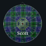 Scott Plaid avec Cible de flechettes de noeud celt<br><div class="desc">Tableau de fléchettes élégant réalisé dans le traditionnel bleu et vert Scott clan écossais tartan plaid. Graphiques d'un ton argenté surligné vert noeud celtique, décorent l'oeil des taureaux moyens. Personnalisez le texte blanc en gras pour vous-même ou comme une excellente idée cadeau.</div>