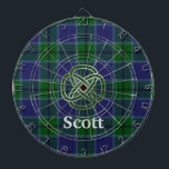 Scott Plaid avec Cible de flechettes de noeud celt<br><div class="desc">Tableau de fléchettes élégant réalisé dans le traditionnel bleu et vert Scott clan écossais tartan plaid. Graphiques d'un ton argenté surligné vert noeud celtique,  décorent l'oeil des taureaux moyens. Personnalisez le texte blanc en gras pour vous-même ou comme une excellente idée cadeau.</div>