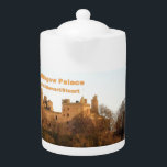 Scottish Royal Stewart, Stuart Linlithgow Palace<br><div class="desc">Fier de votre héritage écossais ? Vous avez Stewart ou Stuart dans votre arrière - plan ? Montrez ensuite cet esprit royal (ou profitez-en tranquillement) avec un thé préparé dans une théière avec une photo de la résidence royale. Le palais de Linlithgow abritait le Royal Stewart, plus tard Stuart, famille...</div>