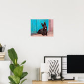 Scottish Terrier zit langs een kleurrijke deur Poster (Thuiskantoor)
