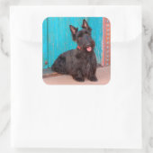 Scottish Terrier zit langs een kleurrijke deur Vierkante Sticker (Tas)