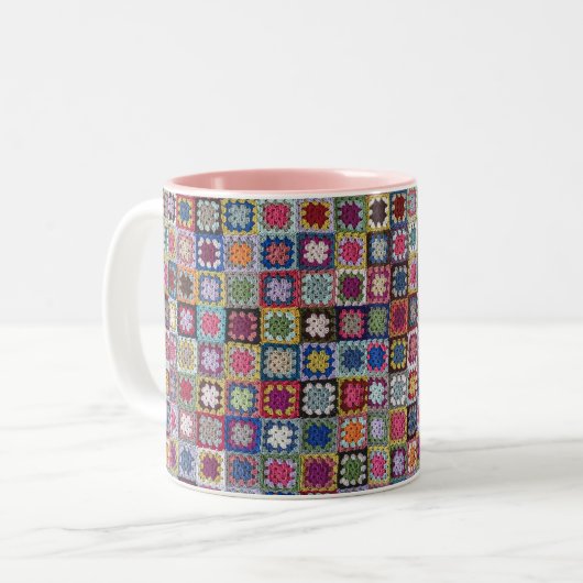 Scrappy Granny Square Blanket 11 oz Two-Tone Mok (Voorkant links)