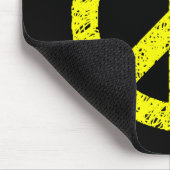 Scribble Stenciled Peace Symbol - Geel op zwart Muismat (Hoek)