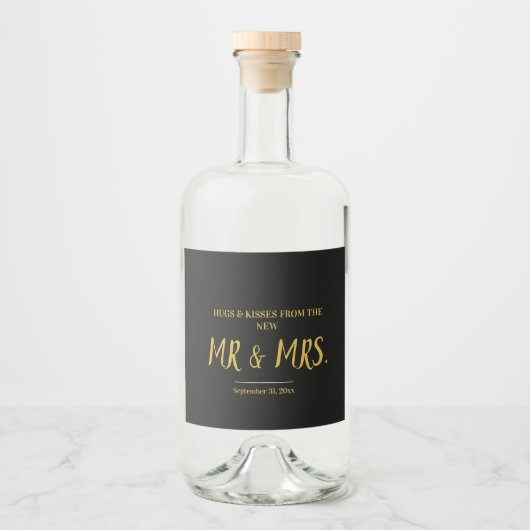 Script Black and Gold Elegant Mr & Mrs Wedding Likeurfles Etiket (Voorkant)