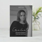 Script Black Thème Photo Invitations Graduation (Debout devant)