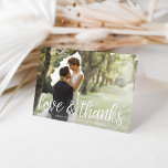 Script chic | Love & Merci photo Mariage<br><div class="desc">Un carte de remerciements plié moderne conçu pour montrer votre photo de mariage à fond de saignement horizontal ou orienté paysage préférée. "Amour et merci" près du bas comme du texte blanc superposé dans un script manuscrit, avec vos noms sous. Videz à l'intérieur pour votre message manuscrit ; ou ajoutez...</div>