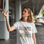 Script coloré Amour comme Jésus<br><div class="desc">entrez dans le monde de la foi et de la mode avec notre T-shirt chrétien "Amour comme Jésus". Ce t-shirt féminin chrétien mêle une esthétique branchée à un message puissant, avec des lettres d'amour tissées de manière complexe dans une composition vibrante de fleurs colorées. Express votre dévotion de manière moderne...</div>