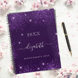 Script de nom de parties scintillant violet 2023<br><div class="desc">Arrière - plan violet profond, texte blanc. Décoré avec de la poussière de parties scintillant imitation. Personnalisez et ajoutez une année, votre prénom et un titre. Le nom est écrit avec un script de style moderne écrit à la main avec des swashes. Pour que les swashes ne suppriment que le...</div>