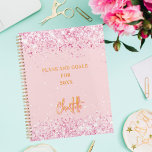Script de nom or rose pâle 2025<br><div class="desc">Arrière - plan rose pâle décoré de confettis. Personnalisez et ajoutez un nom. Le nom est écrit avec une grande écriture manuscrite moderne, style signature. Parfait pour l'école, le travail ou l'organisation de votre vie personnelle/familiale.</div>