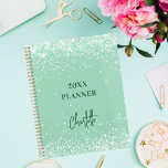 Script de nom vert Sage 2025<br><div class="desc">Un arrière - plan vert sage décoré de confettis. Personnalisez et ajoutez un nom. Le nom est écrit avec une grande écriture manuscrite moderne, style signature. Parfait pour l'école, le travail ou l'organisation de votre vie personnelle/familiale.</div>