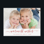 Script de souhaits les plus chauds Carte photo de<br><div class="desc">Les souhaits les plus chaleureux - Joyeux Noël,  main de Noël Lettrée Carte photo de famille rouge et blanc. La photo et le texte de ce script de typographie écrit à la main peuvent être mis à jour et customisés avec votre photo et votre nom de famille.</div>