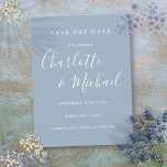 Script Dusty Blue Wedding Enregistrer la carte Dat<br><div class="desc">Doté de noms de style signature,  cet élégant bleu poussiéreux enregistrer la carte de date peut être personnalisé avec vos informations spéciales de mariage dans le lettrage chic. Conçu par Thisisnotme©</div>