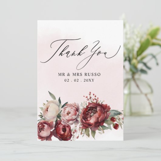 Script Elegant Bourgondië Blush Bloemenbruiloft Bedankkaart (Staand voorkant)
