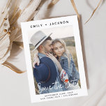 Script élégant du budget Enregistrer la photo de d<br><div class="desc">Budget Moderne et Élégant Script manuscrit Portrait Photo verticale Enregistrer la carte Mariage date. La carte d'invitation à la date de sauvegarde comprend une typographie chic et élégante avec un design simple et minimaliste sur un arrière - plan blanc que vous pouvez ajouter votre photo de fiançailles customisé à.</div>