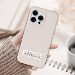 Script féminin beige moderne Nom personnalisé<br><div class="desc">Script Feminine Beige moderne coque iphone de nom personnalisé. Personnalisez facilement ce boîtier de téléphone moderne et élégant avec votre monogramme et votre nom personnalisés.</div>