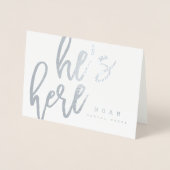 SCRIPT FONT HIJ IS HIER GEBOORTEAANKONDIGING KAART (Voorkant)