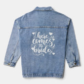 Script kalligrafie Hier komt de bruid harten Denim Jacket (Achterkant)