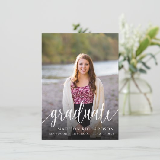 Script manuscrit Faire-part d'obtention d'un diplô (Debout devant)