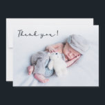 Script manuscrit Nouveau-né Merci photo bébé<br><div class="desc">Simple moderne script manuscrit Photo Nouveau-né Carte de Merci bébé Faire-part de naissance. Dispose d'un beau texte "merci" dans un script de superposition photo de police de calligraphie. Message personnel préfabriqué à l'arrière en noir et blanc. Sexe neutre, idéal pour bébé fille ou bébé garçon. Facile à personnaliser avec votre...</div>