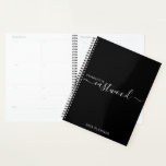 Script minimal moderne Monogramme Black Planner 20<br><div class="desc">Un planificateur moderne minimaliste 2025,  avec un élégant monogramme de script blanc sur noir. Vous pouvez choisir entre une couverture souple ou dure.</div>