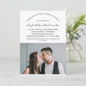 Script moderne Couples Douche Photo Invitation (Debout devant)