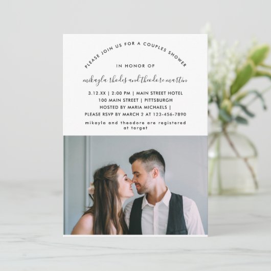 Script moderne Couples Douche Photo Invitation (Debout devant)