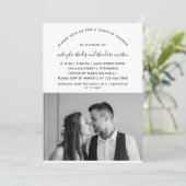 Script moderne Couples Douche Photo Invitation (Debout devant)