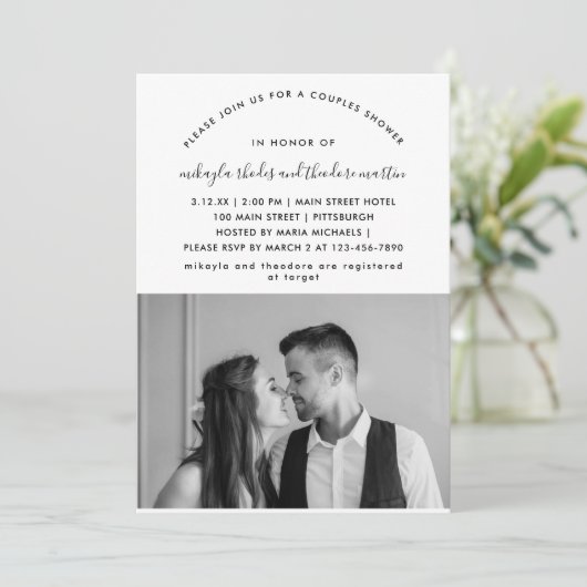 Script moderne Couples Douche Photo Invitation (Debout devant)