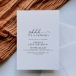 Script moderne Invitation de fête surprise<br><div class="desc">Cette invitation à la surprise moderne est parfaite pour un événement minimaliste. Le design simple en noir et blanc présente une typographie industrielle unique avec style boho moderne. Personnalisable dans n'importe quelle couleur. Gardez le design minimal et élégant, en l'état, ou personnalisez-le en ajoutant vos propres graphiques et artwork. Cette...</div>