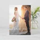 Script moderne lettrage mariage carte de remerciem (Debout devant)