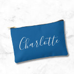 Script moderne Nom Calligraphie Simple Bleu clair<br><div class="desc">Cette pochette d'accessoires chic comporte un nom de calligraphie script moderne dans un bleu vif. Parfait pour une fête de mariée ou une fête de bachelorette, il allie élégance et simplicité pour un gardien élégant. Cette pochette personnalisée est également un cadeau réfléchi pour toute personne qui aime les designs élégants...</div>